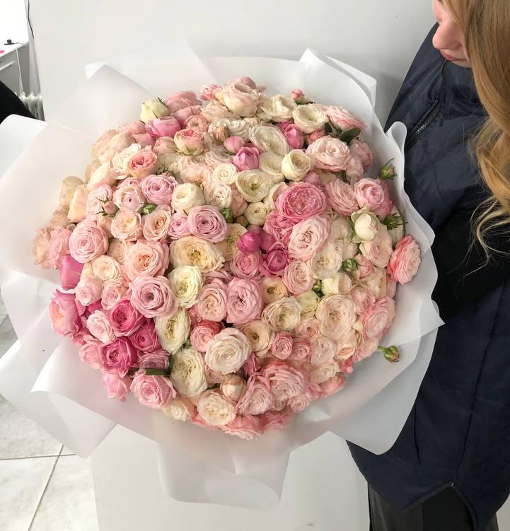 Нежный микс из 101 разноцветной кустовой розы