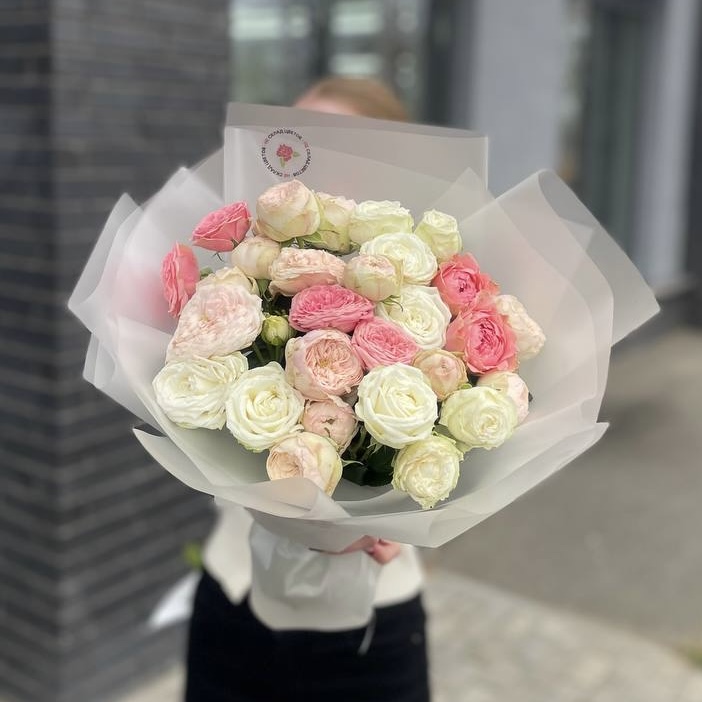 Нежный микс из 15 разноцветных кустовых роз 