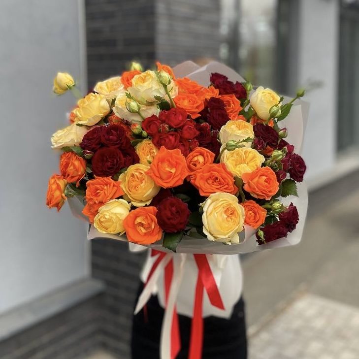 Яркий микс из 25 разноцветных кустовых роз 