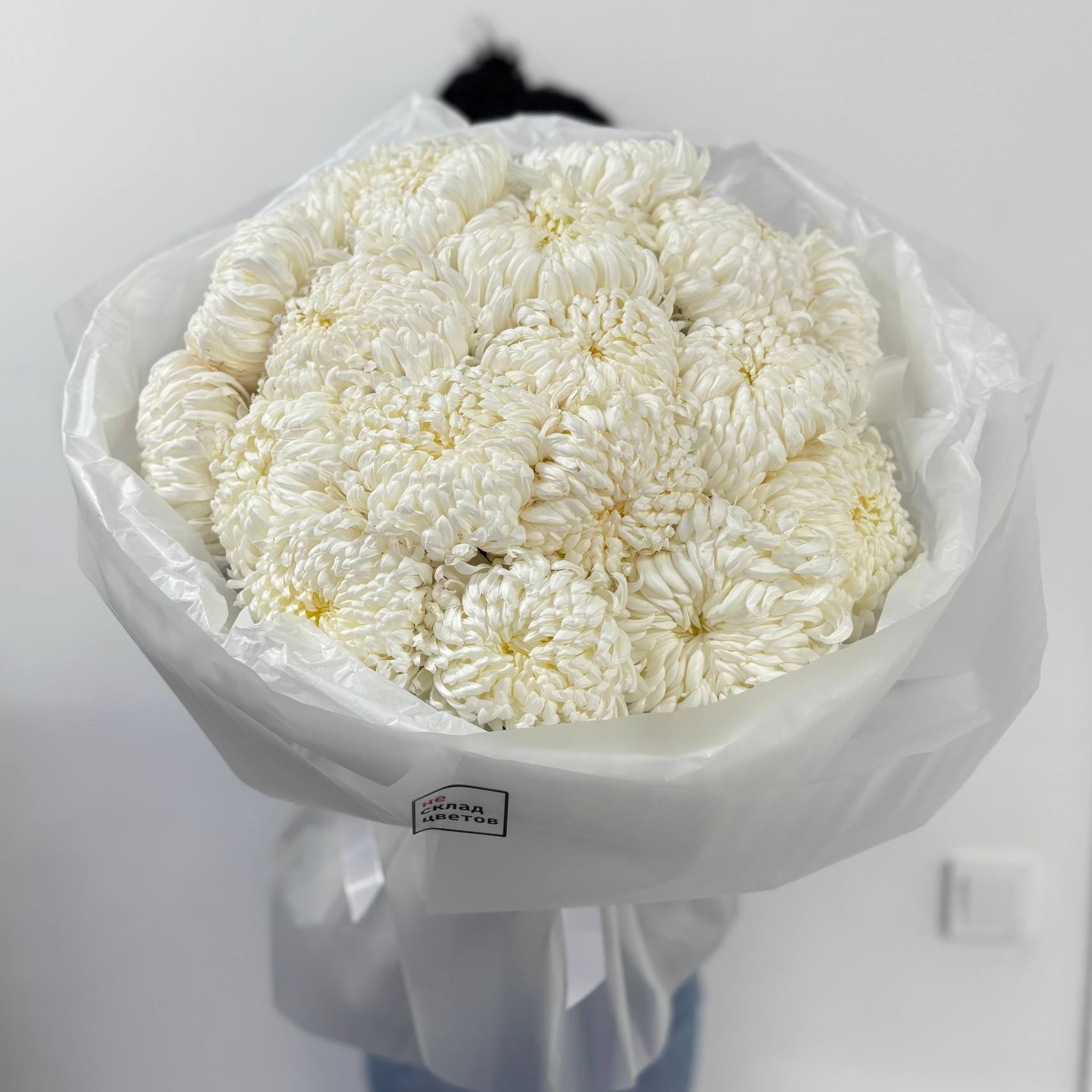 Букет из 17 белых премиальных хризантем