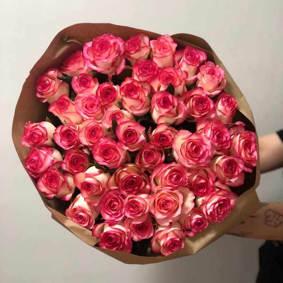 Букет "45 бело-розовых роз 50/60 см в крафте"