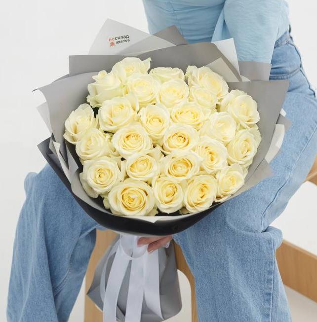 Букет "25 белых роз 50/60 см в оформлении"