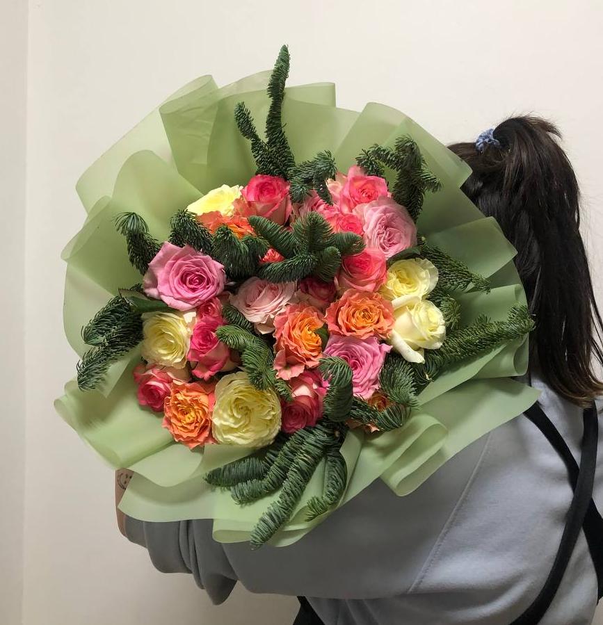 Букет "25 разноцветных роз с нобилисом"