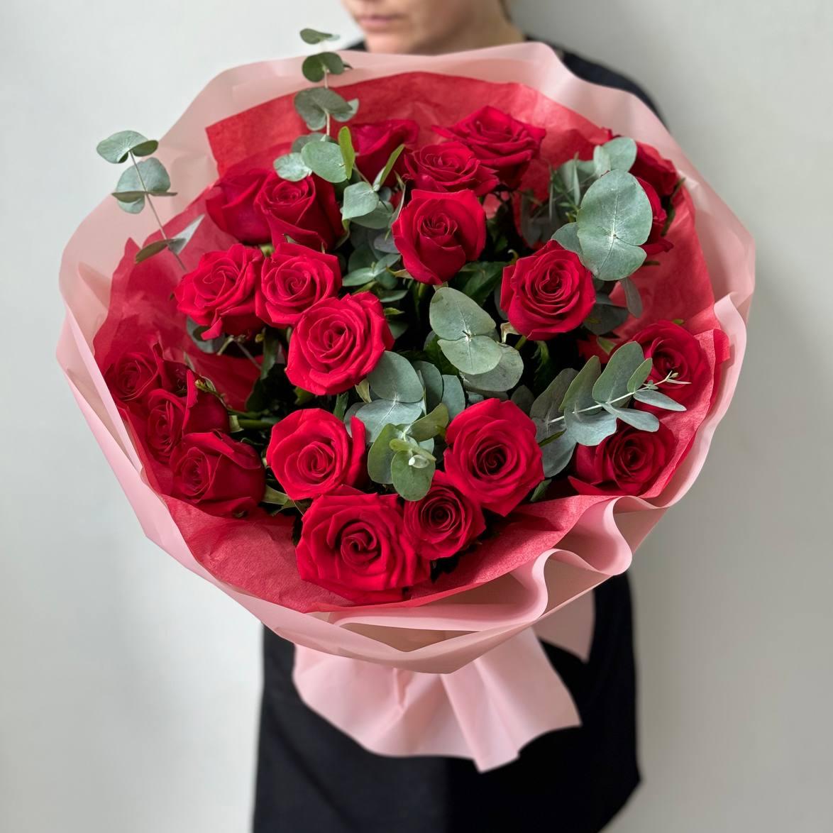 Букет "21 красная роза 50/60 см с эвкалиптом"
