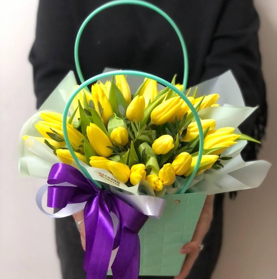 Композиция в сумочке "35 желтых тюльпанов с зеленью"