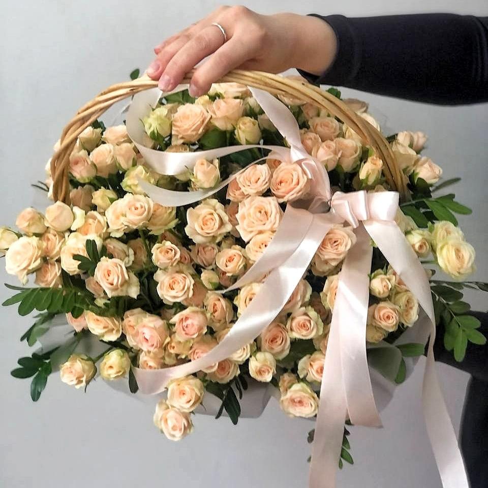 Композиция "35 кремовых кустовых роз с зеленью в корзине"