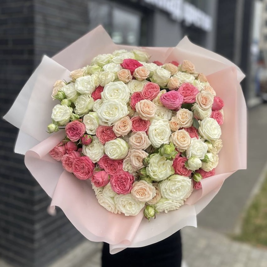 Нежный микс из 51 разноцветной кустовой розы