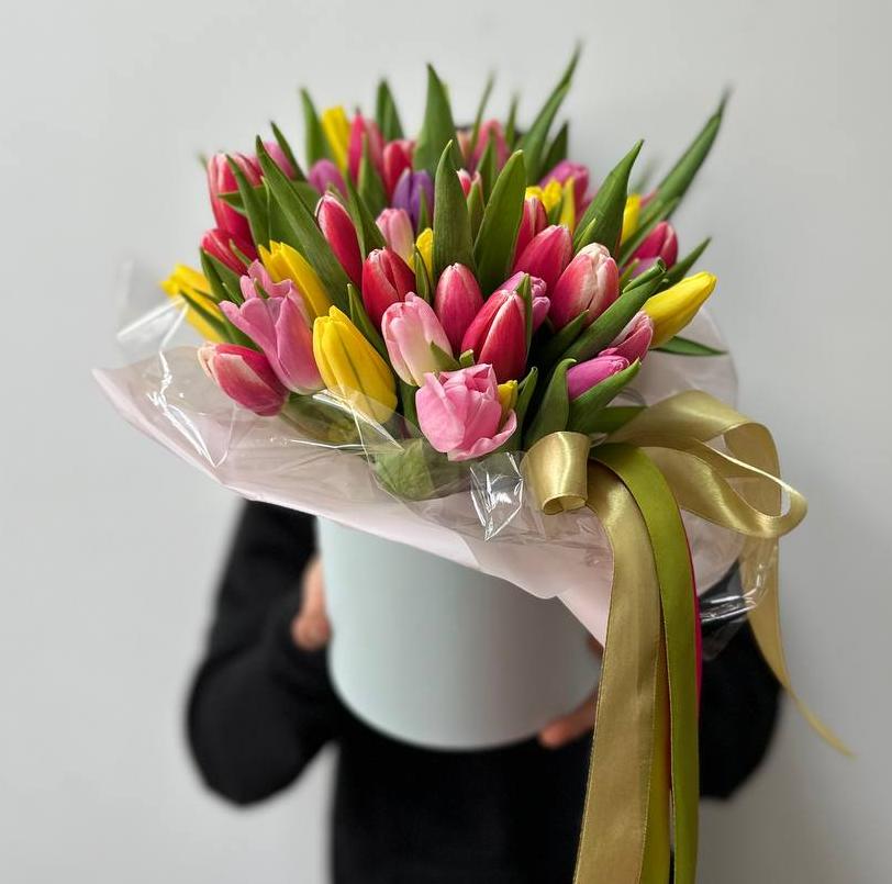 Композиция "51 тюльпан микс в шляпной коробке"