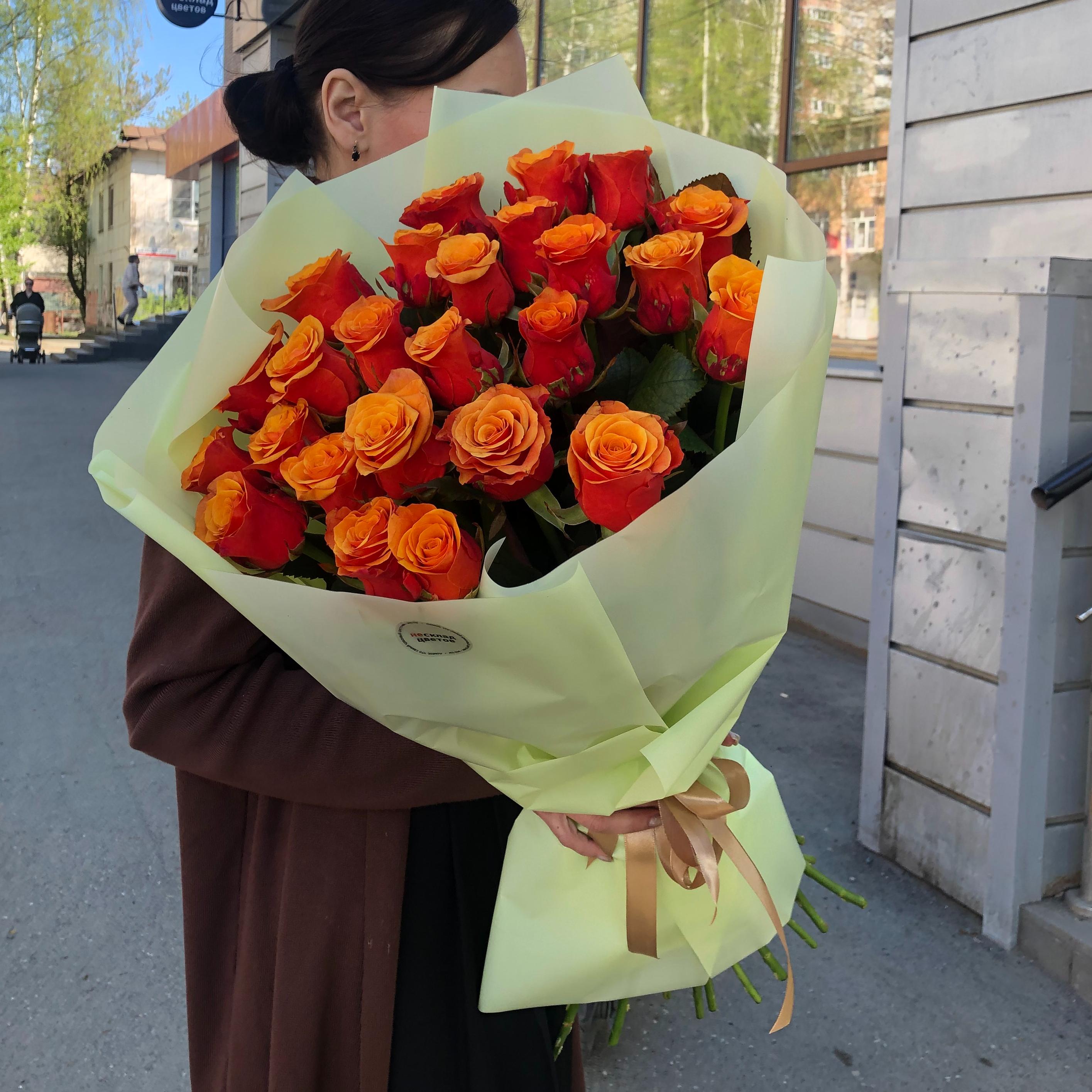 Букет "25 красно-оранжевых роз 70 см"