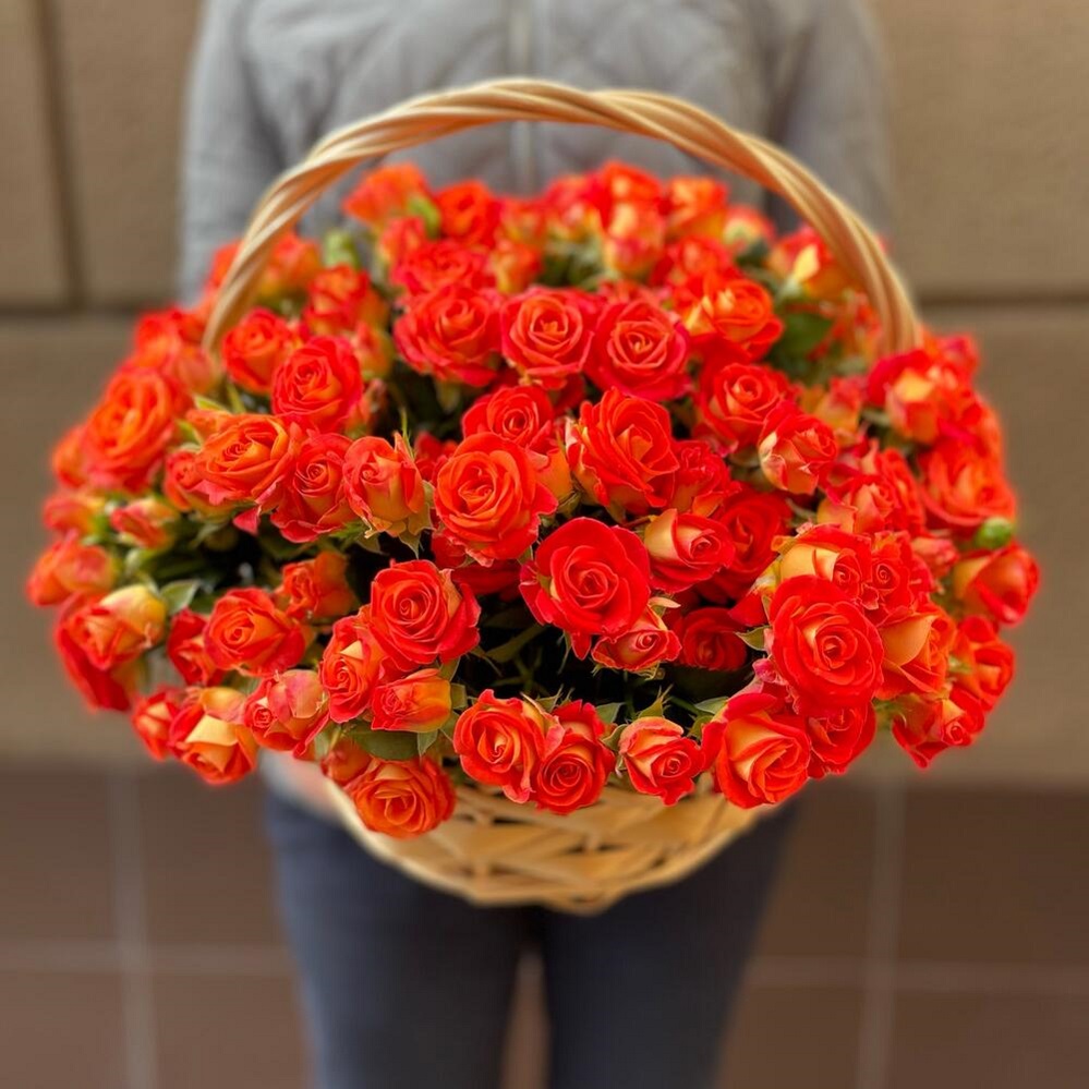 Композиция "31 яркая кустовая роза в корзине"