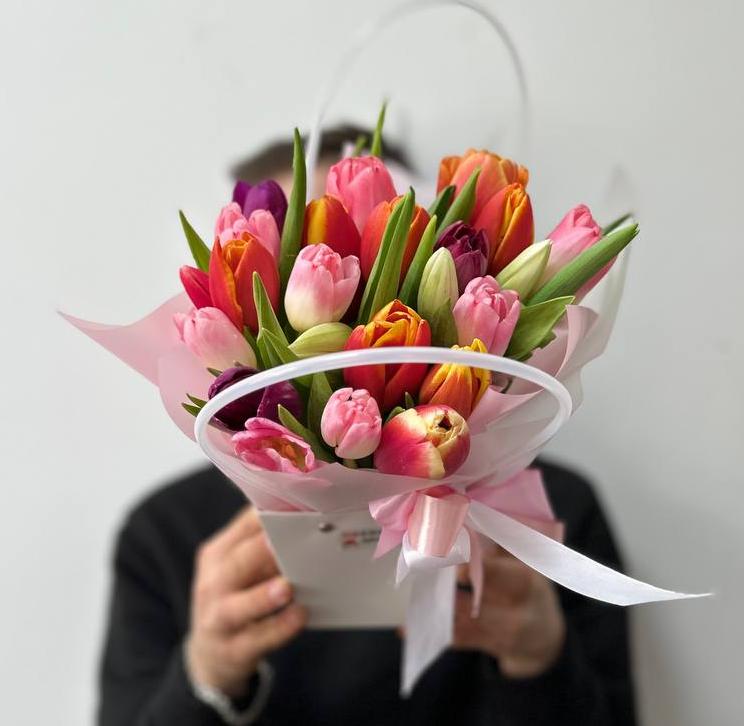 Композиция "25 тюльпанов микс в сумочке"