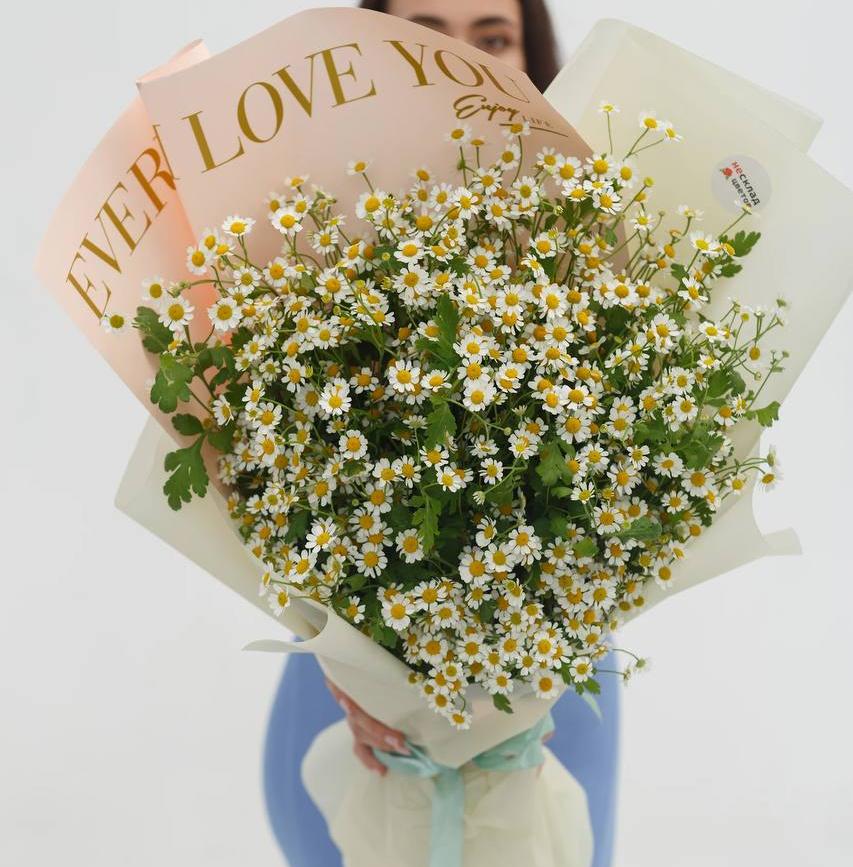 Букет "25 нежных ромашек в оформлении"