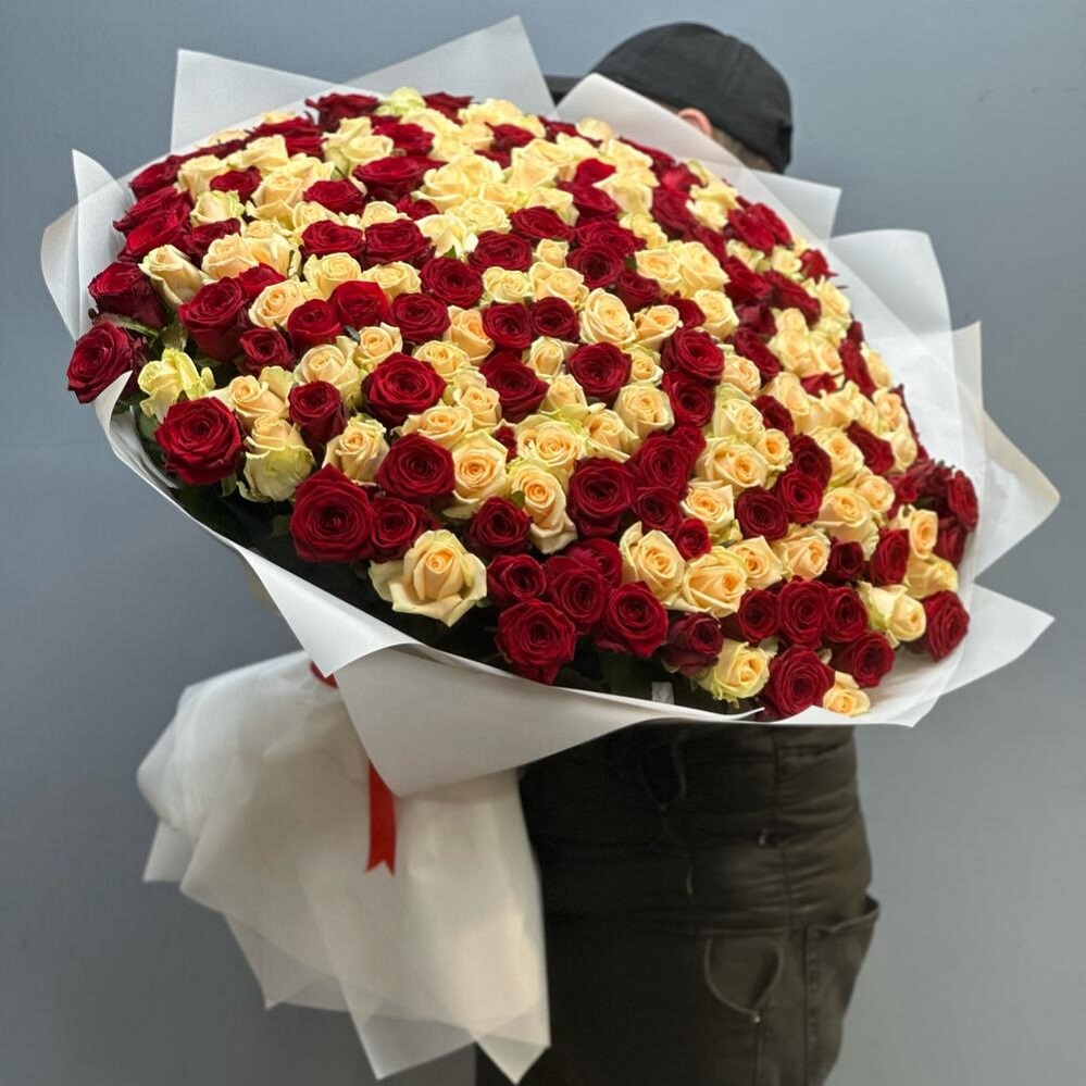Букет "201 красная и персиковая роза 50/60 см"